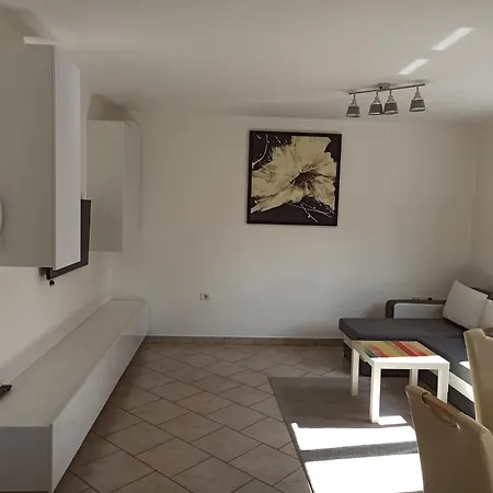 Apartma Cirab *